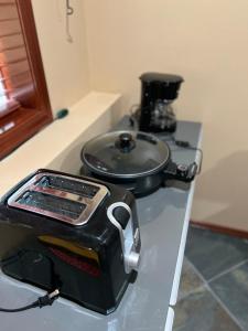 ボセルにある2 King Bed, Kitchenette, Game Area, Living Room, Office Room, Backyardのカウンターの上に座ったトースター +34枚の写真