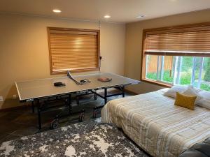 ボセルにある2 King Bed, Kitchenette, Game Area, Living Room, Office Room, Backyardの窓際のベッド付きのベッドルームにデスクが備わります。