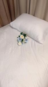 En eller flere senge i et værelse på The One Stay