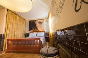 コラ・ディ・ラツィーゼにあるB&B 7 Viziのベッドルーム1室(女性の肖像画が飾られたベッド1台付)