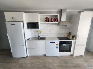 O bucătărie sau chicinetă la Raglan by the Sea - 2 Bedroom Apartment