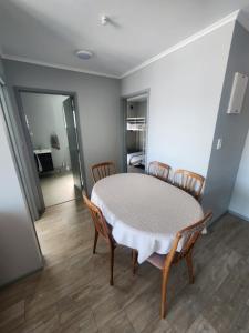 O bucătărie sau chicinetă la Raglan by the Sea - 2 Bedroom Apartment +4 fotografii