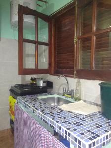 eine Küchentheke mit einer Spüle und einem Herd in der Unterkunft Departamento NataFeli in Santa Rosa de Calamuchita
