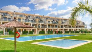 hotel z basenem przed budynkiem w obiekcie Cosy Apartment in Castellón with Shared Pool, 55 sqm w mieście San Rafael del Río