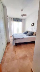 Łóżko lub łóżka w pokoju w obiekcie Cosy Apartment in Castellón with Shared Pool, 55 sqm