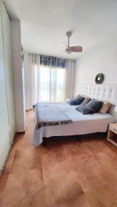 sypialnia z dużym białym łóżkiem i sufitem w obiekcie Cosy Apartment in Castellón with Shared Pool, 55 sqm w mieście San Rafael del Río