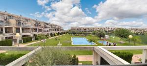 kompleks apartamentów z dziedzińcem z basenem w obiekcie Cosy Apartment in Castellón with Shared Pool, 55 sqm w mieście San Rafael del Río
