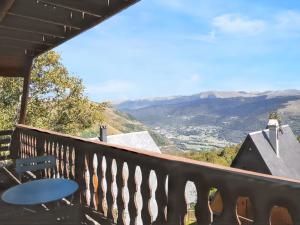 un balcon avec une table et une vue sur les montagnes dans l'établissement Chalet authentique à Saint-Lary-Soulan avec vue sur la montagne, à Saint-Lary-Soulan