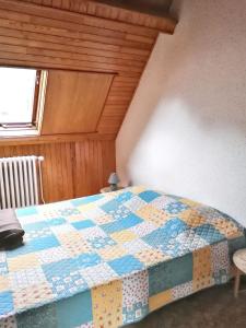 Posteľ alebo postele v izbe v ubytovaní Appartement familial à La Bourboule - 55 m² avec TV dans la chambre