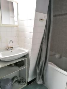 Kúpeľňa v ubytovaní Appartement familial à La Bourboule - 55 m² avec TV dans la chambre