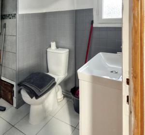 une salle de bain avec des toilettes blanches et un lavabo dans l'établissement Chalet authentique à Saint-Lary-Soulan avec vue sur la montagne, à Saint-Lary-Soulan 10 autres photos