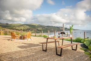 un patio con tavolo e sedie e l'oceano di Stunning California Coast Airstream a Half Moon Bay