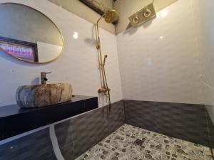 un baño con lavabo y espejo en Nhà Cổ Lao Xa Homestay Hmong & Bungalow air conditioner, en Dồng Văn 96 fotos más