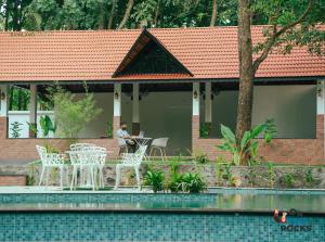 Athirapilly Ontherocks内部或周边的泳池