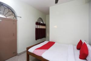 Postel nebo postele na pokoji v ubytování Super Hotel O Nandi Inn