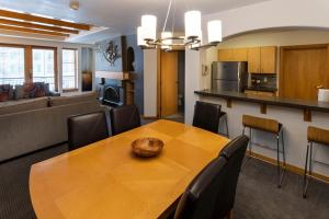 Solitudeにある4315A - One Bedroom Deluxe Creekside Condominiums condoのダイニングルーム、キッチン(木製テーブル、椅子付)
