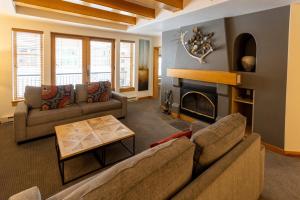 Solitudeにある4315A - One Bedroom Deluxe Creekside Condominiums condoのソファと暖炉のあるリビングルーム