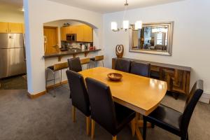 Solitudeにある4315A - One Bedroom Deluxe Creekside Condominiums condoのダイニングルーム、キッチン(テーブル、椅子付)