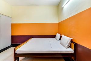 Postel nebo postele na pokoji v ubytování Hotel O Srinivasa Residency Lodge