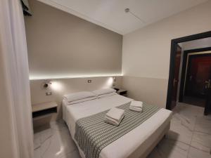 Voodi või voodid majutusasutuse Hotel Dei Fiori toas