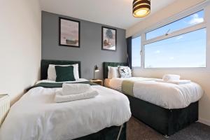 Ένα ή περισσότερα κρεβάτια σε δωμάτιο στο 8Guests-3BR-Parking-FamilyFriendly-NearAirport