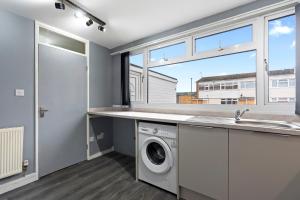 Η κουζίνα ή μικρή κουζίνα στο 8Guests-3BR-Parking-FamilyFriendly-NearAirport