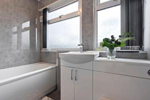 Ένα μπάνιο στο 8Guests-3BR-Parking-FamilyFriendly-NearAirport +28 φωτογραφίες