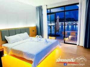 una camera da letto con un letto con due cigni sopra di Romantic Resort MuangFuang a Muang Fuang