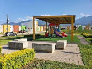 parco con parco giochi e altalena di Santa Ana Maquilishuat a Santa Ana