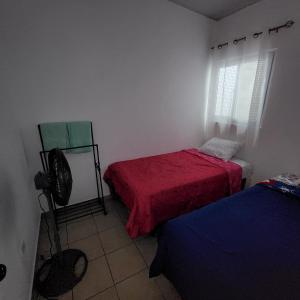 una camera con due letti e un ventilatore di Santa Ana Maquilishuat a Santa Ana Altre 13 foto
