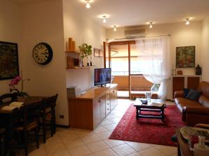 ein Wohnzimmer mit einem Sofa und einem Tisch in der Unterkunft La Collina D'Oro in Cernobbio