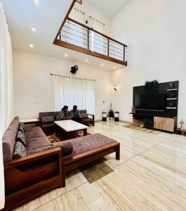 Μια τηλεόραση ή/και κέντρο ψυχαγωγίας στο Koru 5BHK Villa In Wayanad +29 φωτογραφίες