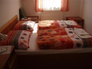 Uma cama ou camas num quarto em Hotel Alf