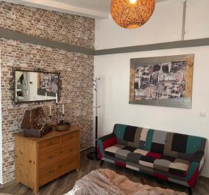 a living room with a couch and a mirror at FichtelLOFT Retreat-Design Loft nahe Bayreuth in Goldkronach +52 photos