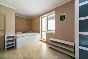モスクワにあるGoodSleep Sumskoy12のベッドルーム(ベッド1台、窓付)