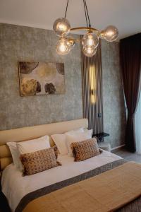 Ένα ή περισσότερα κρεβάτια σε δωμάτιο στο Apartament Sunset Mamaia +34 φωτογραφίες