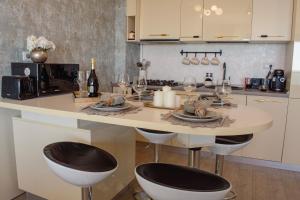 Η κουζίνα ή μικρή κουζίνα στο Apartament Sunset Mamaia