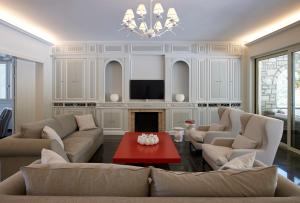 sala de estar con 2 sofás y TV en Villa Alpha en Gouvia