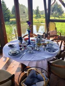 un tavolo con una tovaglia blu e una vista di Haus Masur a Mikołajki