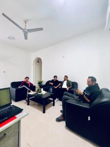Ruang duduk di Sukoon Hostel
