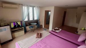 TV a/nebo společenská místnost v ubytování TaKaYai GuestHouse