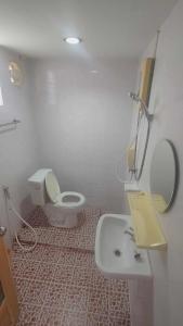 Koupelna v ubytování TaKaYai GuestHouse