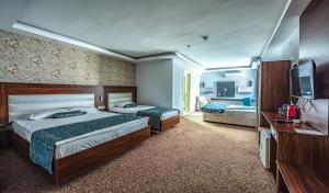 Postel nebo postele na pokoji v ubytování Madi otel + 17 fotografií