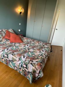 a bedroom with a bed with a colorful bedspread at Appartement vue mer à 100m des plages, classé 4* in Biarritz