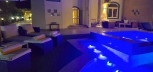 Bazén v ubytování Luxury Royal Blue Family Villa 8pers private pool nebo v jeho okolí
