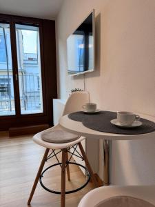une table avec deux tasses dans une pièce dans l'établissement Modern old town studio - Balcony, Coffee, Wifi, à Vinohrady