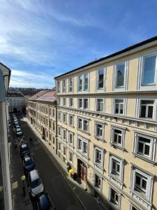 un immeuble avec des voitures garées dans une rue dans l'établissement Modern old town studio - Balcony, Coffee, Wifi, à Vinohrady 3 autres photos