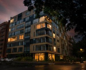 een groot gebouw met veel ramen 's nachts bij Luxury Living Across from El Virrey Park 301 in Bogota