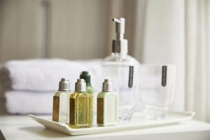 een dienblad met drie flessen zeep op een tafel bij Luxury Living Across from El Virrey Park 301 in Bogota