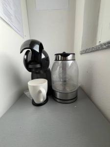 Příslušenství pro přípravu čaje a kávy v ubytování Gaelle Voghera apartment